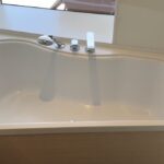 Norwegian Getaway Aft Facing Penthouse Suite - Master Bathtub